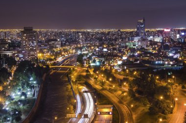 santiago de chile mapocho nehir ve providencia ve las condes bölgeleri gösteren kentin doğu bölümü doğru gece manzarası