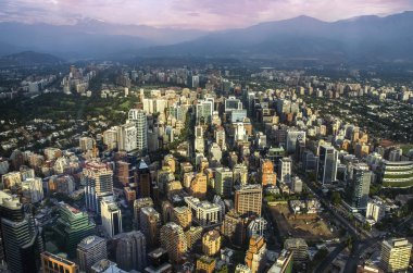 Santiago de Chile görünümü ile Los Andes dağ silsilesi arkada