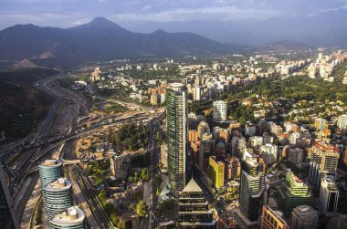 Santiago de Chile görünümü ile Los Andes dağ silsilesi arkada