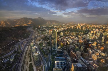 Santiago de Chile görünümü ile Los Andes dağ silsilesi arkada