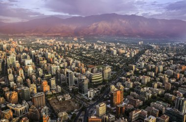 Santiago de Chile görünümü ile Los Andes dağ silsilesi arkada