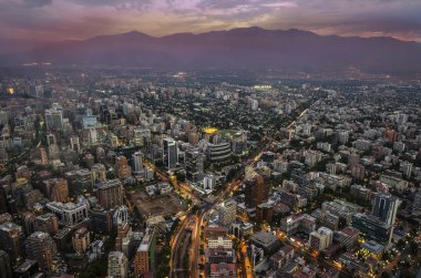 Santiago de Chile görünümü ile Los Andes dağ silsilesi arkada