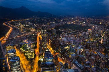 Santiago de Chile manzarası gece.