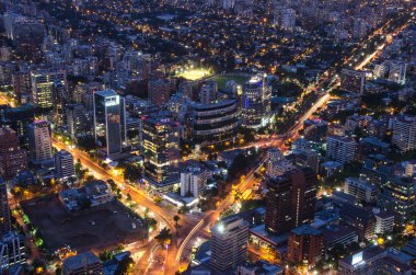 Santiago de Chile manzarası gece.