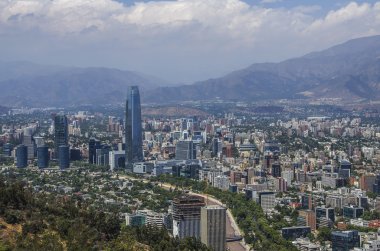 Havadan görünümü bir şehir ve Andes dağ arka planda, Santiago, Chile