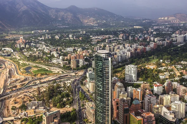 Overzicht van Santiago de Chile met Los Andes gebergte in de rug — Stockfoto