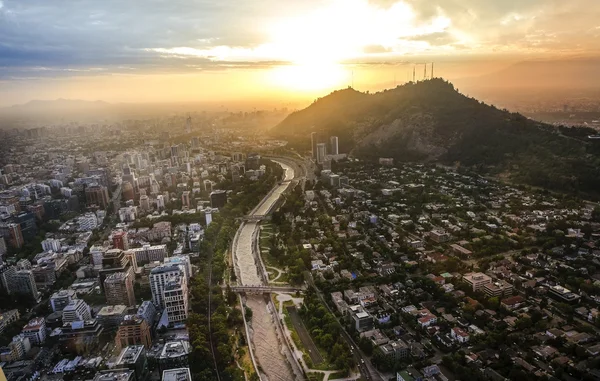 Santiago de Chile paisaje urbano al atardecer — Foto de Stock