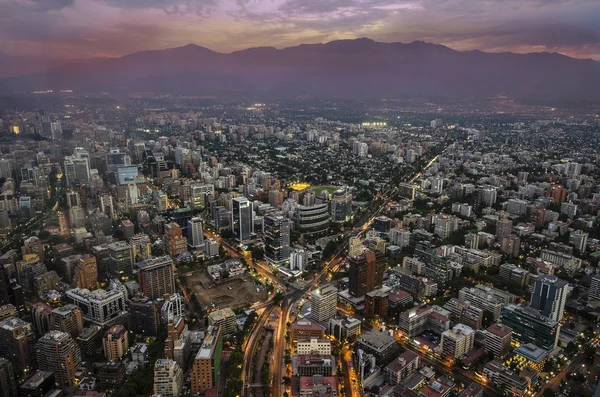 З видом на Сантьяго де Чилі Los Andes гірський хребет в спину — стокове фото