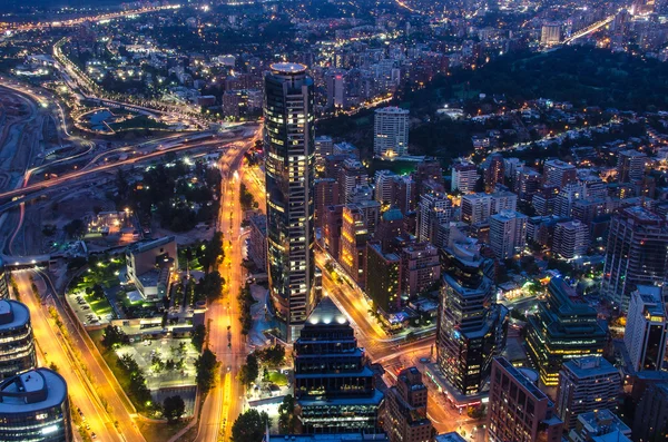 El horizonte de Santiago de Chile de noche . — Foto de Stock