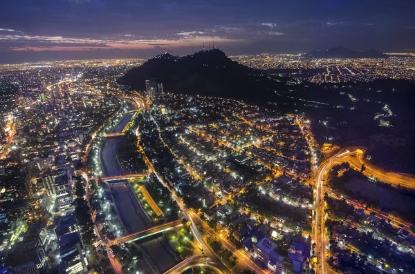 Nacht uitzicht op santiago de Chili naar het oostelijke deel van de stad, tonen de mapocho rivier en providencia en las condes districten — Stockfoto