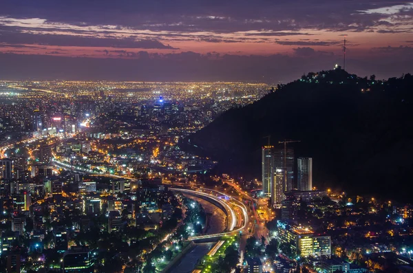 Nachtansicht von Santa Cruz de Chile in Richtung Osten der Stadt, zeigt den Fluss Mapocho und die Bezirke Providencia und Las Condes — Stockfoto