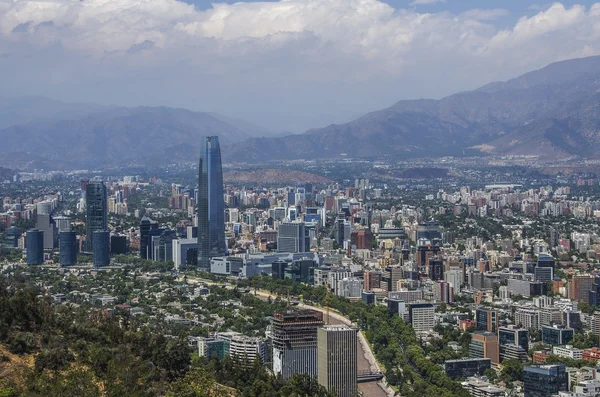 Veduta aerea di una città e della montagna delle Ande sullo sfondo, Santiago, Cile — Foto Stock