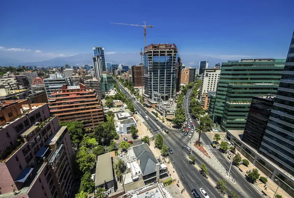 Edifícios modernos perto do canteiro de obras em Santiago do Chile — Fotografia de Stock