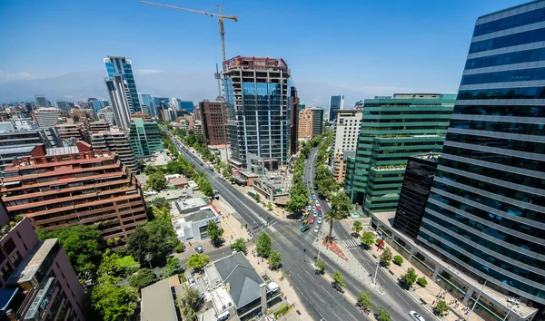 Edificios modernos cerca del sitio de construcción en Santiago de Chile —  Fotos de Stock