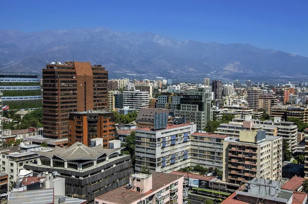 Edifícios de apartamentos modernos e apartamentos no centro de Santiago, Chile . — Fotografia de Stock