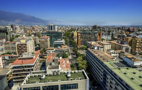 Edifícios de apartamentos modernos e apartamentos no centro de Santiago, Chile . — Fotografia de Stock