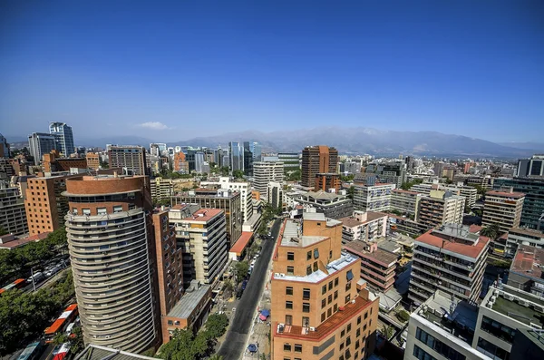 Тимчасові багатоквартирні будинки і квартири в центрі міста Сантьяго, Чилі. — стокове фото