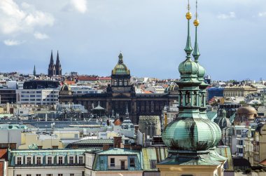 Prag şehir, Skyline Cityscape havadan görünümü Panorama Old Town, Kilise St Havel, eski şehir Meydanı astronomik saat kulesi alacakaranlıkta yaz Twilight, Çek Cumhuriyeti Ulusal Müzesi