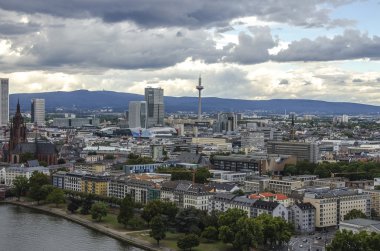 Alacakaranlıkta, Almanya Frankfurt am Main manzarası görünümünü