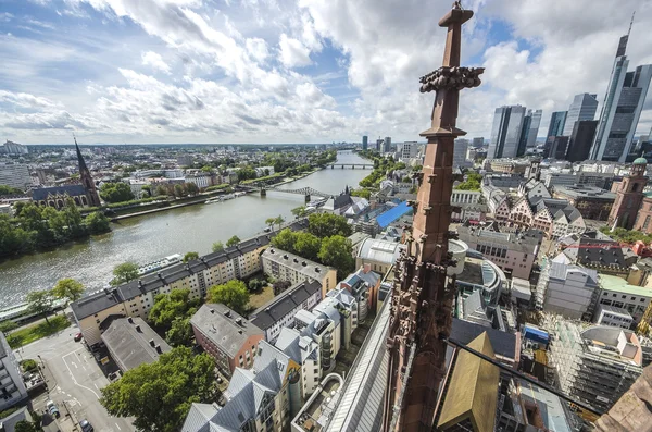 Vista aérea sobre o rio Main a partir da Torre Principal em Frankfurt am Main na Alemanha . — Fotografia de Stock