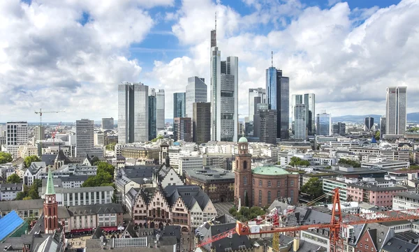 Utsikt över Frankfurts skyline i skymningen, Tyskland — Stockfoto