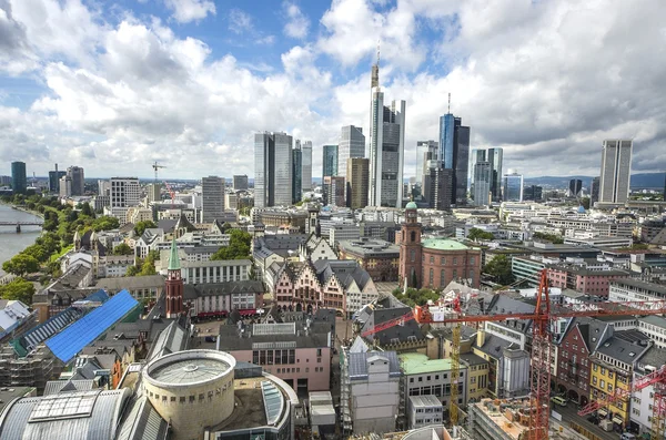 Panorama de verão do distrito financeiro em Frankfurt, Alemanha — Fotografia de Stock