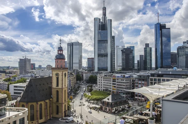 Frankfurt cidade com vista para o parque — Fotografia de Stock