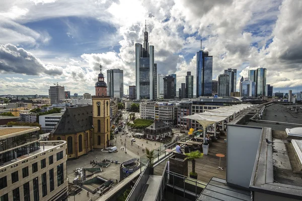 Frankfurt cidade com vista para o parque — Fotografia de Stock