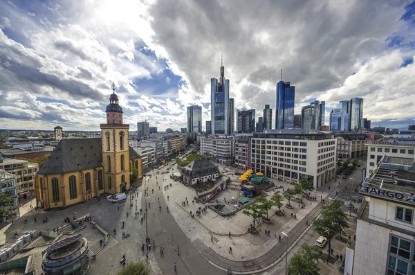 Frankfurt city downtown med utsikt över parken — Stockfoto