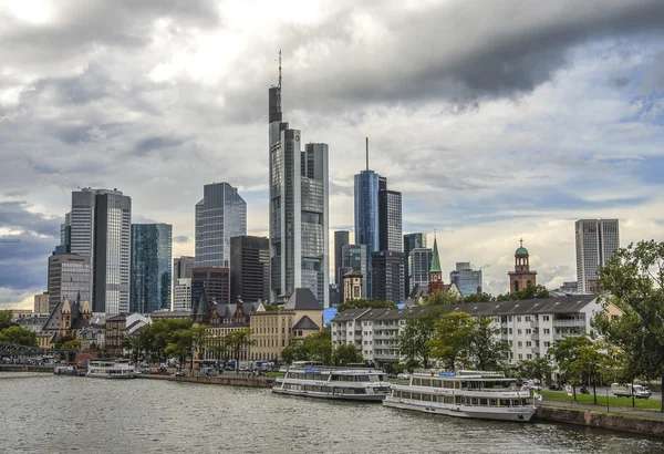 Utsikt över Frankfurts skyline i skymningen, Tyskland — Stockfoto