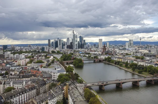 Sommaren panorama av det finansiella distriktet i frankfurt, Tyskland — Stockfoto