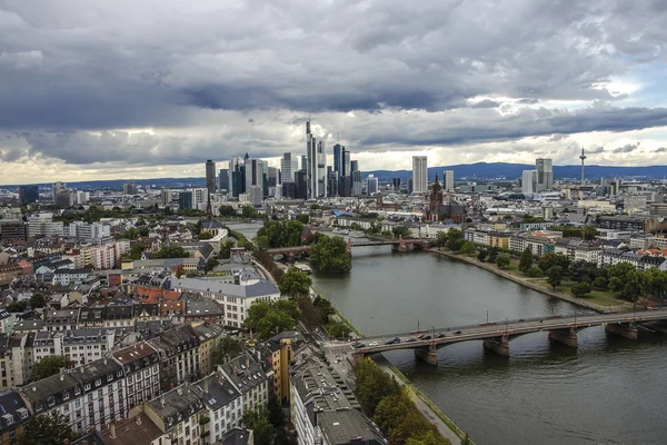 Panorama de verão do distrito financeiro em Frankfurt, Alemanha — Fotografia de Stock