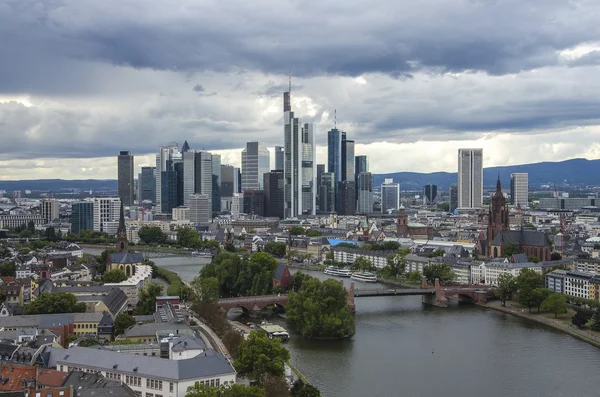 Vista de Frankfurt am Main skyline ao entardecer, Alemanha — Fotografia de Stock