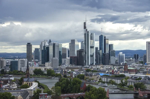 Vista de Frankfurt am Main skyline ao entardecer, Alemanha — Fotografia de Stock