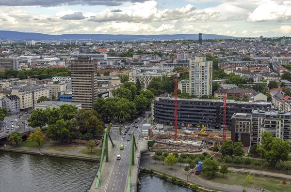 Pohled na panorama Frankfurtu nad Mohanem za soumraku, Německo — Stock fotografie