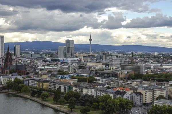 Utsikt över Frankfurts skyline i skymningen, Tyskland — Stockfoto