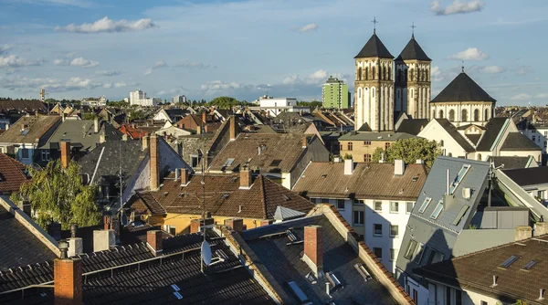 Blick auf Frankfurt am Main in der Abenddämmerung, Deutschland — Stockfoto