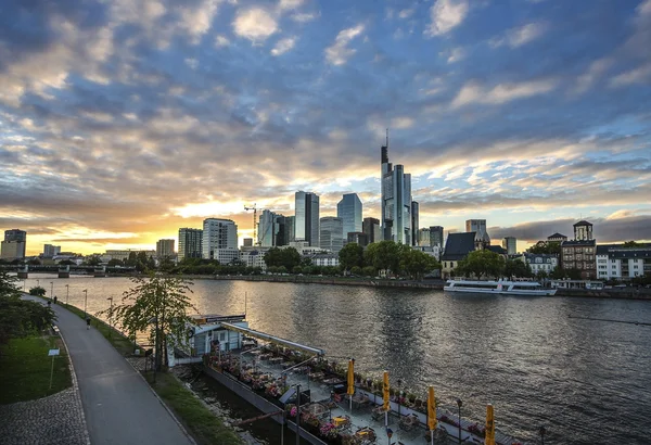 Frankfurt, Almanya finansal ticaret bölgesinin modern manzarası. — Stok fotoğraf