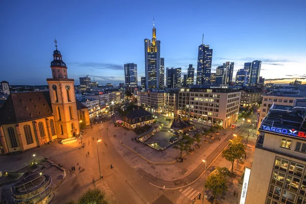 Frankfurt am Main - Germanyevening utsikten från skybaren — Stockfoto