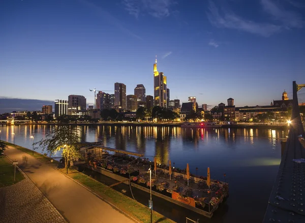 Skyline de Frankfurt, Alemanha à noite — Fotografia de Stock