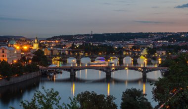 Prag 'ın eski köprülerinin havadan görünüşü