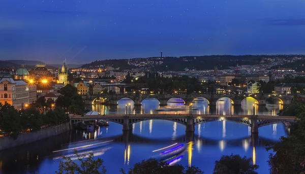 Praga en Crepúsculo, vista de Puentes en Vltava —  Fotos de Stock