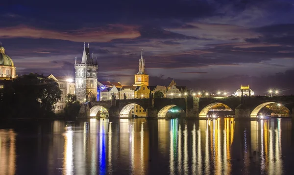 Praga al crepuscolo, veduta dei Ponti sulla Moldava — Foto Stock