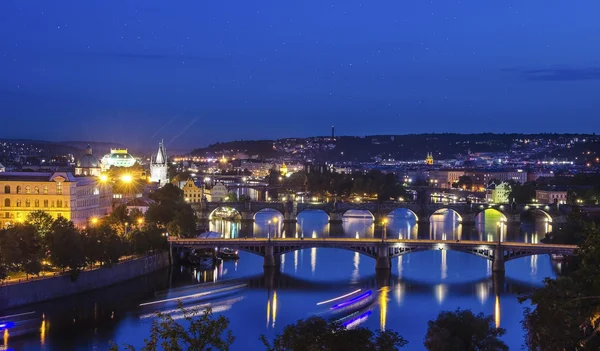 Praga al crepuscolo, veduta dei Ponti sulla Moldava — Foto Stock