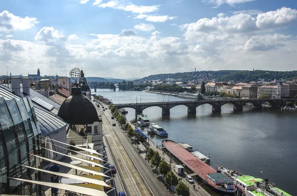 Praga, Repubblica Ceca - 22 aprile 2015: arginamento nel centro di Praga. Barca sul fiume Moldava vicino al ponte Juraskuv — Foto Stock