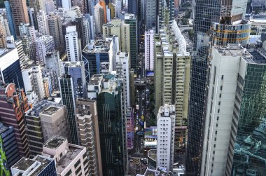 Kınamak ve ofis binaları ve güneş ışını ile Cityscape görünümü