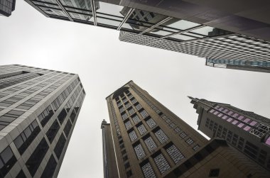 Kınamak ve ofis binaları ve güneş ışını ile Cityscape görünümü