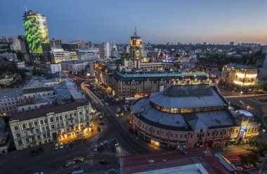 Kiev - Eylül 2014:: Bessarabska Square akşamları Spt 8, 2014 yılında Kiev, Ukrayna Kiev Merkezi görünümüne. En popüler Arena şehir burası.