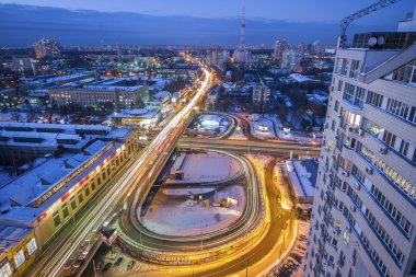 Otoban yollar arabanın ışıkları ile gece şehirde