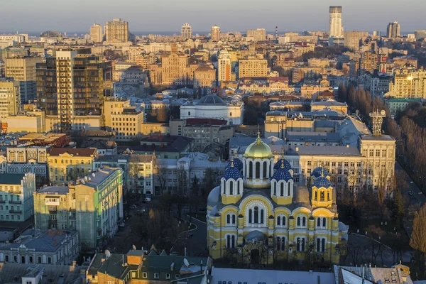 Tramonto sul ponte e sul fiume in città. Kiev, Ucraina — Foto Stock